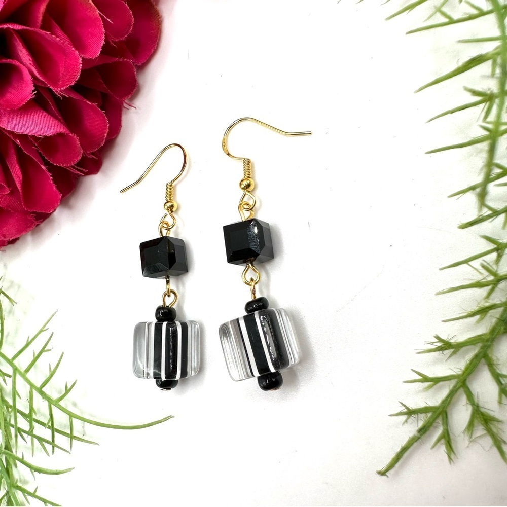 NEW⚜️Spun Glass & Black Crystal Beaded Earrings - Picture 3 of 5